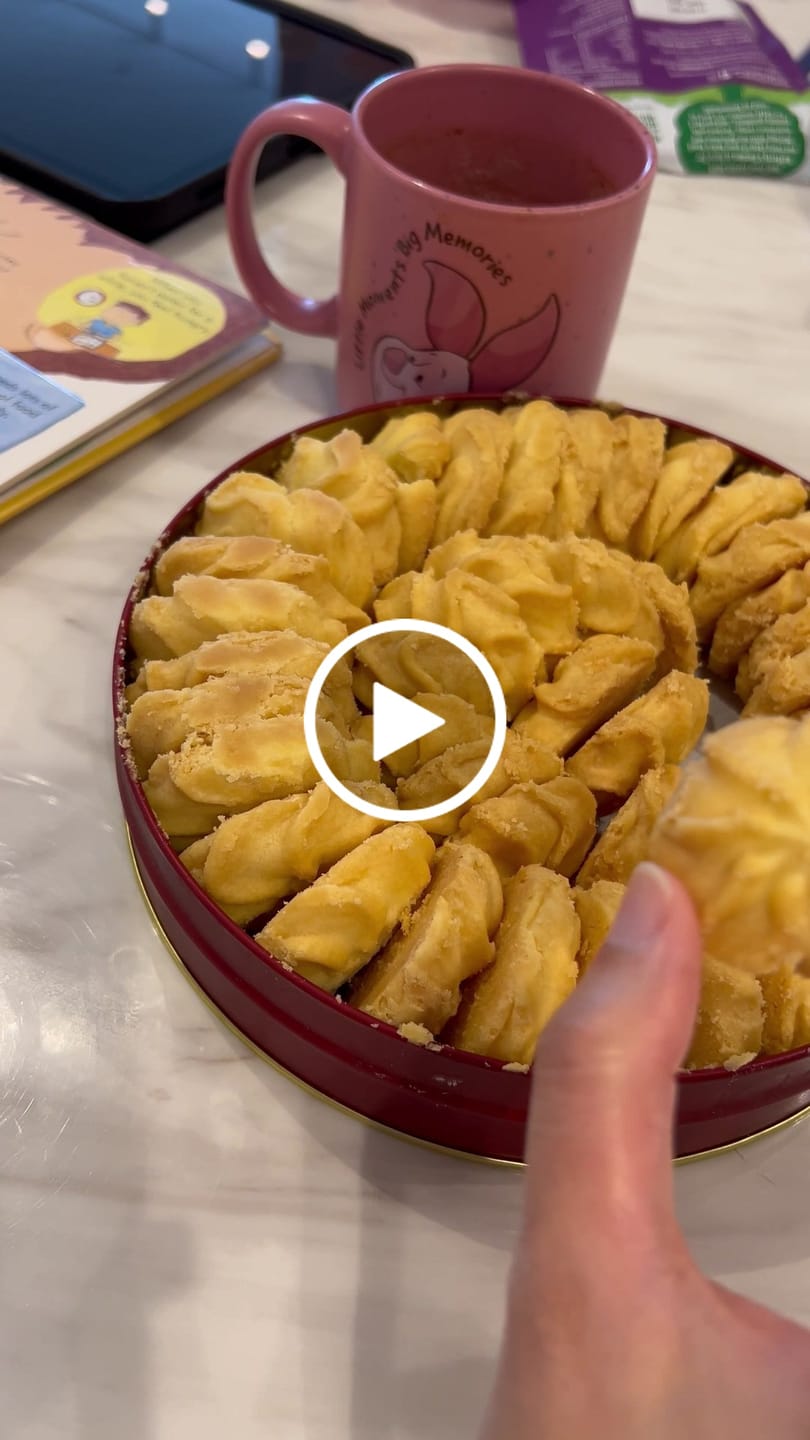 Customer video review of 4 Tins of Lowrey Handmade Plain Butter Cookies (Value Pack)
