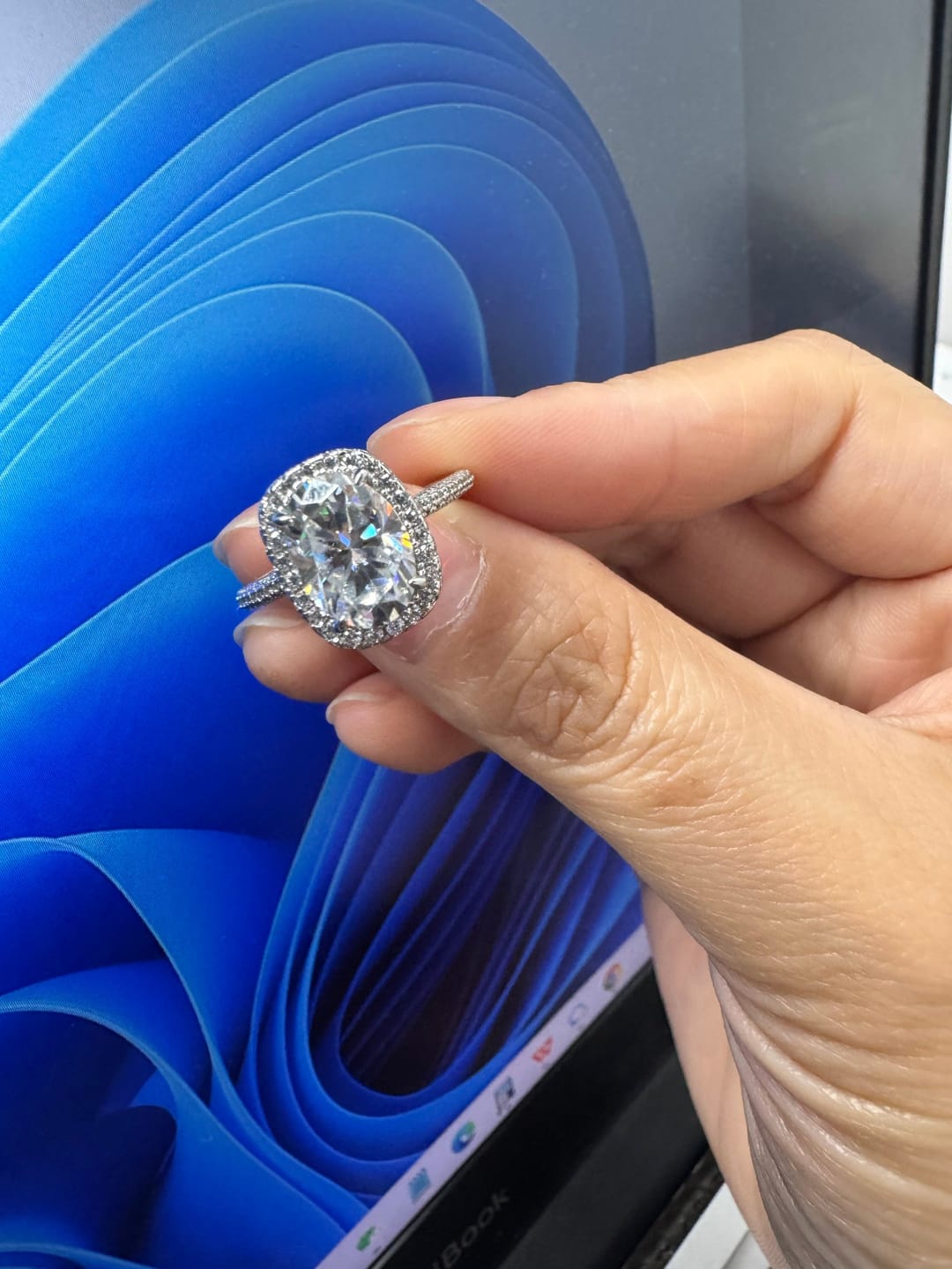 Customer photo review of Rodiffy Moissanite 2.5 Ct Halo Oval Cut Promise Ring For Women