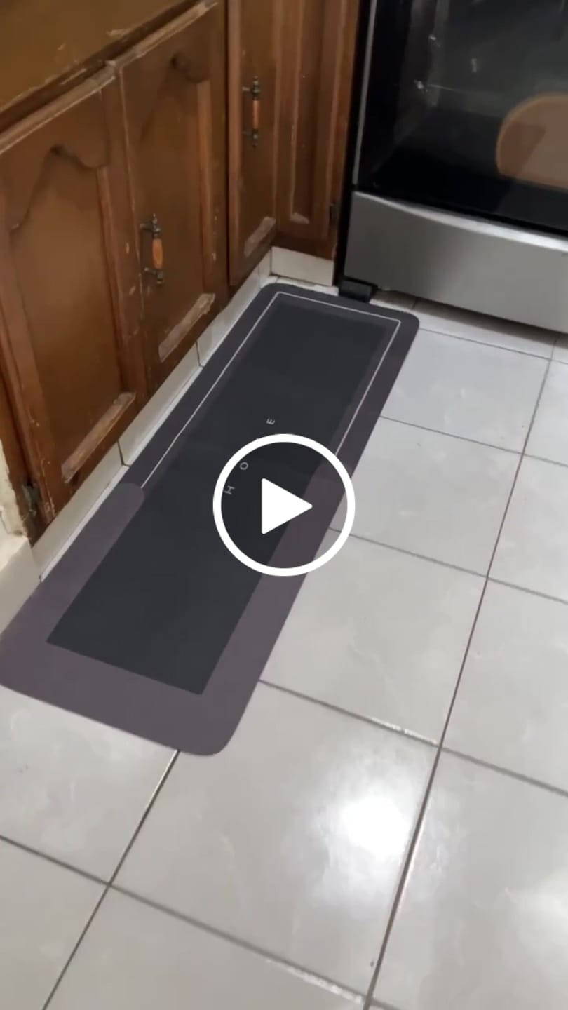 Customer video review of Tapete para Cozinha Antiderrapante Absorvente Premium