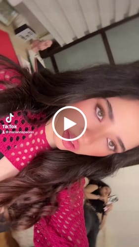 Customer video review of Pretty Glitter Lip Kit