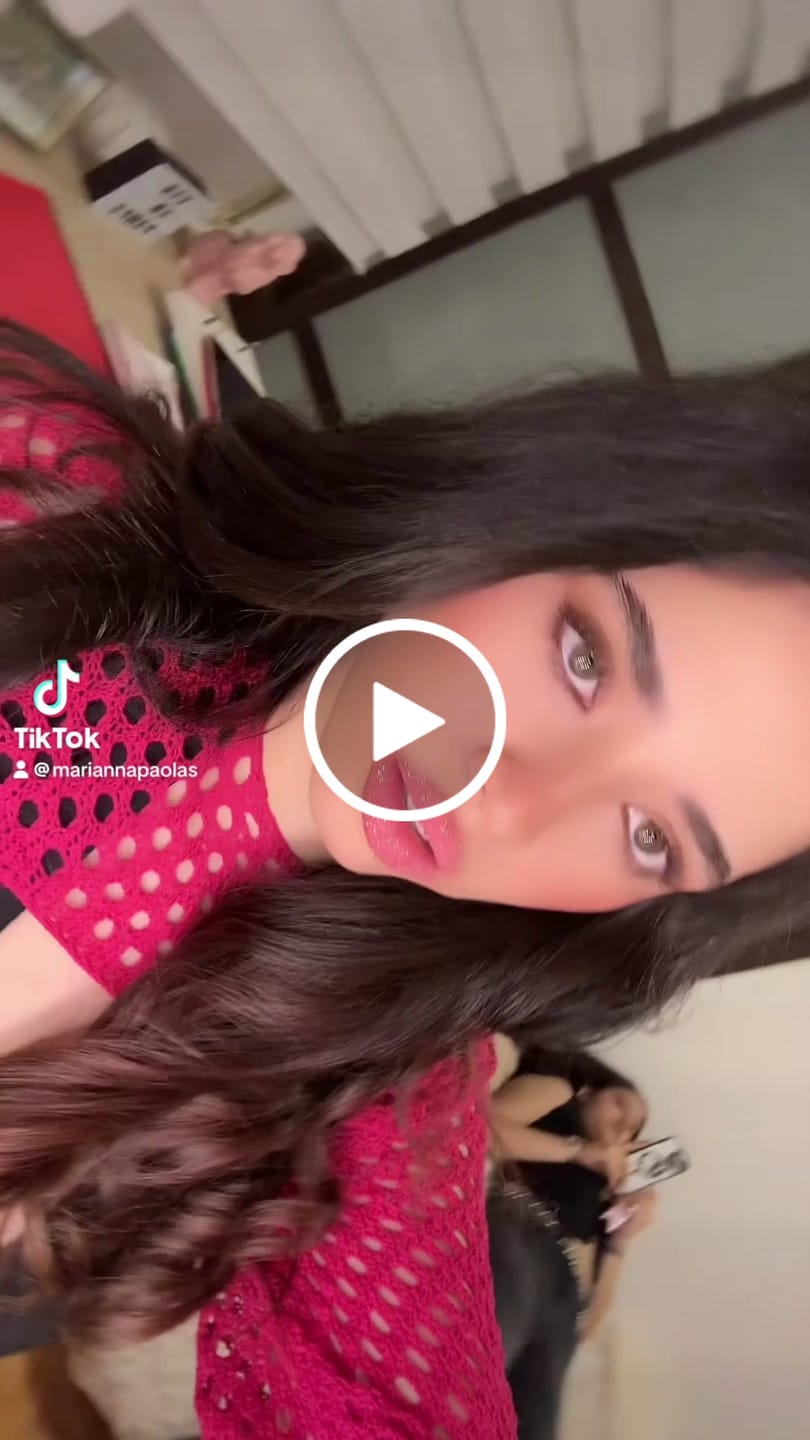 Customer video review of Pretty Glitter Lip Kit