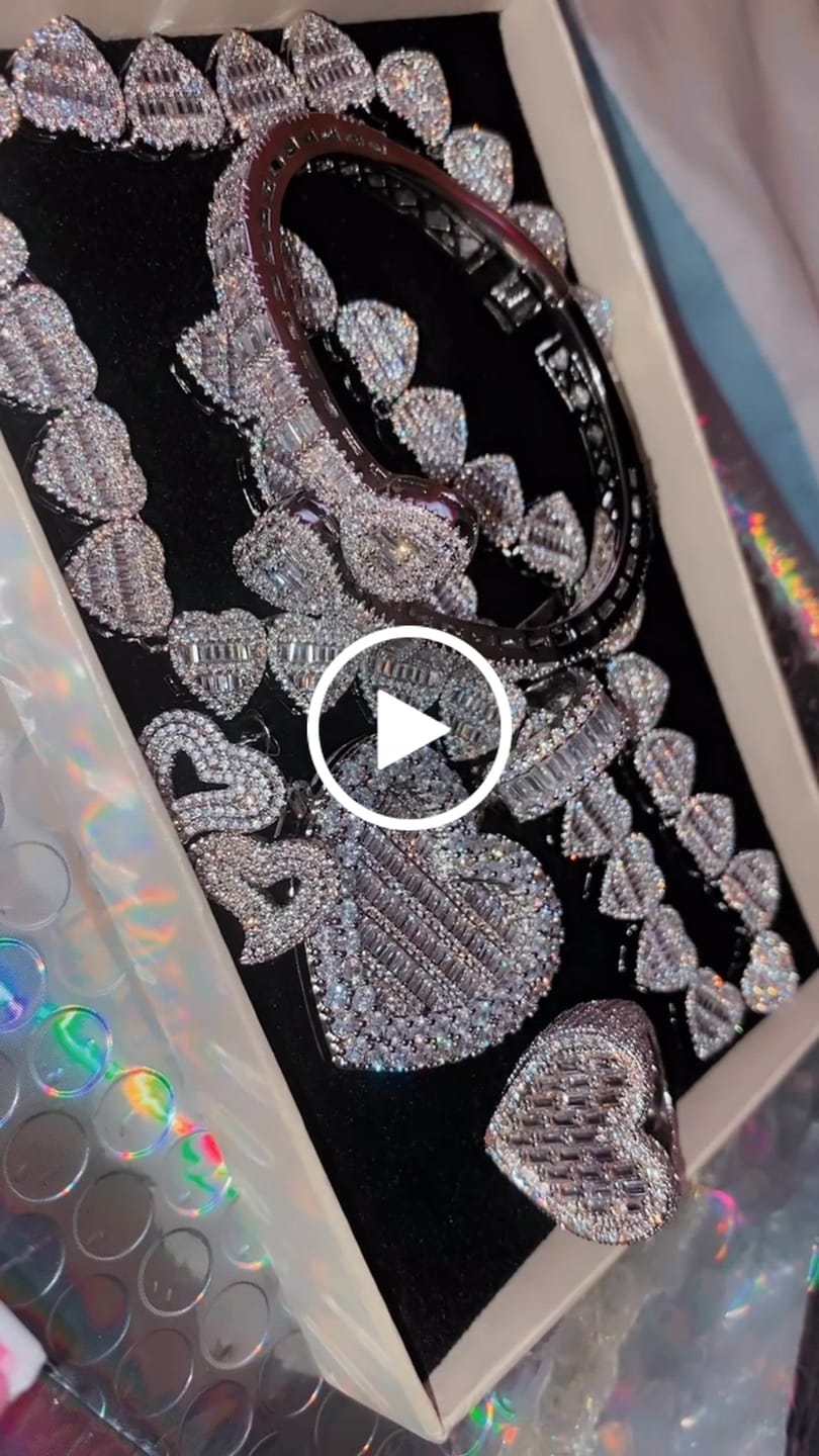Customer video review of MARY JANE NECKLACE SET