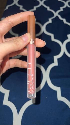 Customer photo review of O.TWO.O HONEY WHISPER VELVET MATTE LIP GLAZE