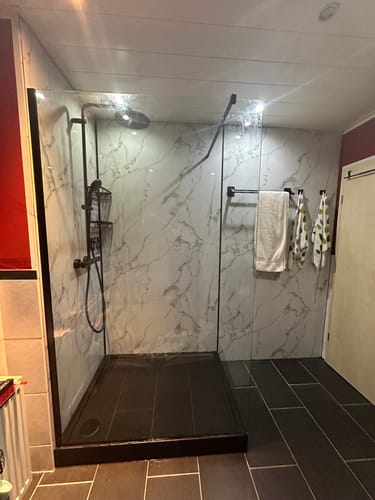 Customer photo review of SONNI Begehbare Dusche Duschabtrennung Duschwand 10mm Schwarz Duschabtrennung Duschkabine Nano ESG 80-140cm