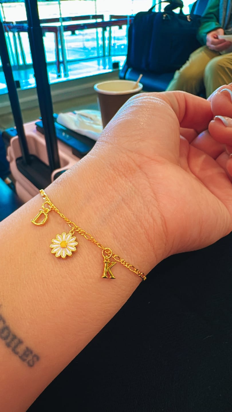 Customer photo review of COLGANTE LETRA BAÑADA EN ORO