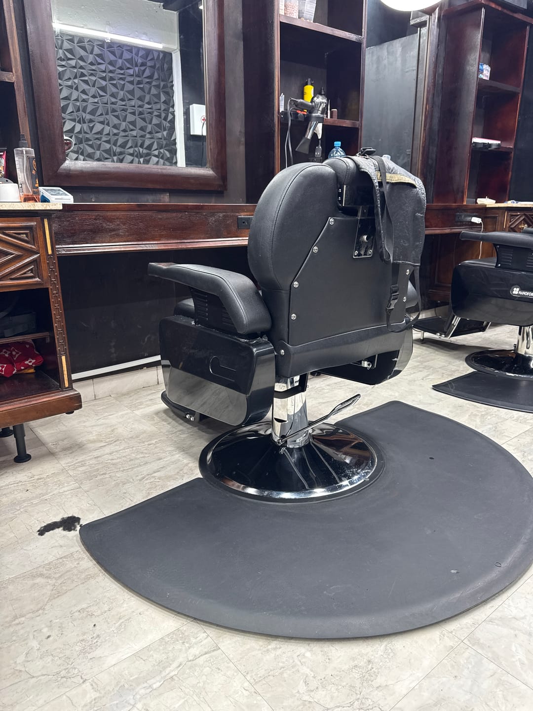 Customer photo review of Sillon de Barbero Neumatico para Barberia, Peluqueria o Estetica Negro