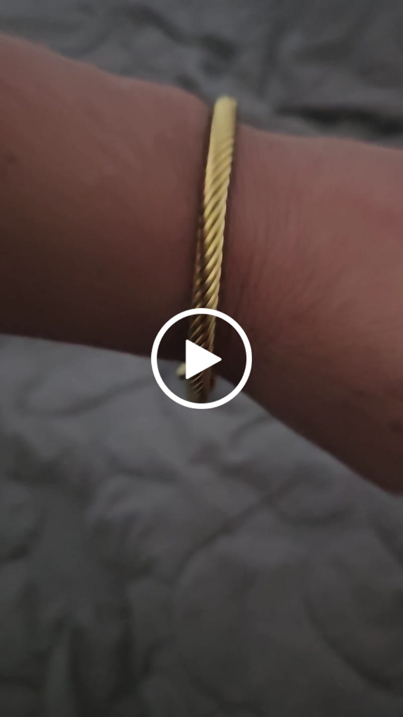 Customer video review of Bracelete Pingente São Bento Banhado em Ouro 18K