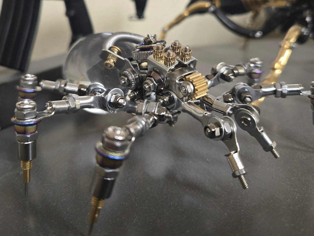 Customer photo review of Crystal Lamp Jumping Spider