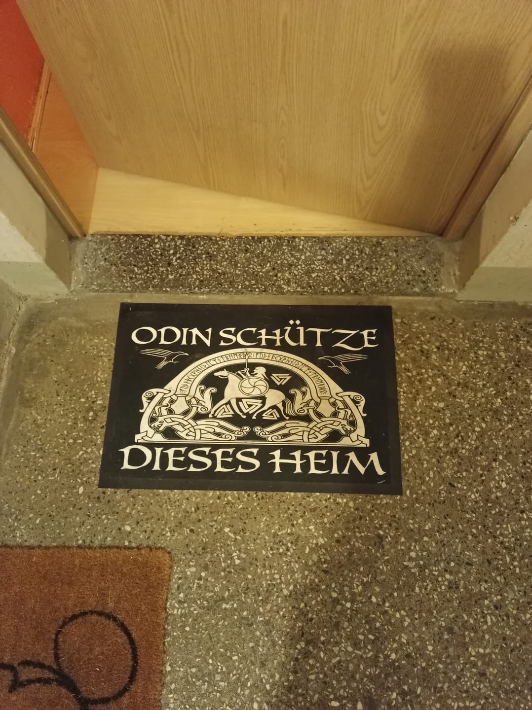 Customer photo review of Wikinger-Fußmatte "Odin Schütze Dieses Heim" – Nordische Deko für dein Zuhause