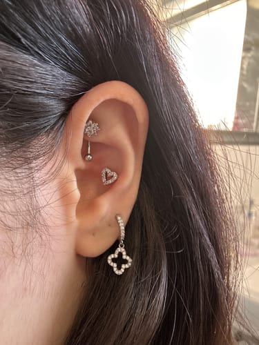 Customer photo review of Pave Heart Ohr Piercing Gold