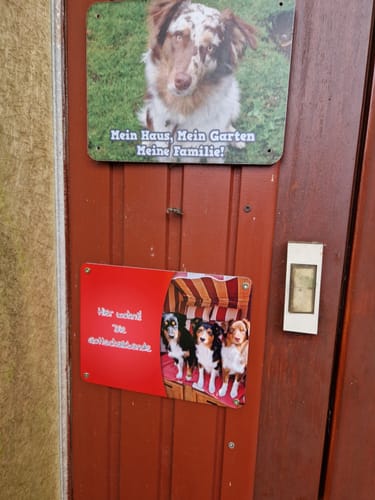 Customer photo review of Hunde-Türschild personalisiert mit Foto & Text (UV- und wetterfest)