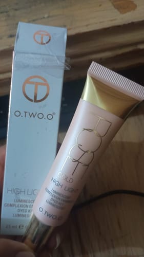 Customer photo review of O.TWO.O ROSE GOLD LIQUID HIGHLIGHTER