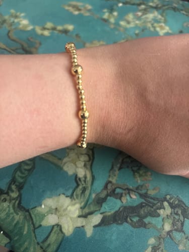 Customer photo review of Pulsera Bolitas Doradas 3 mm y 6 mm