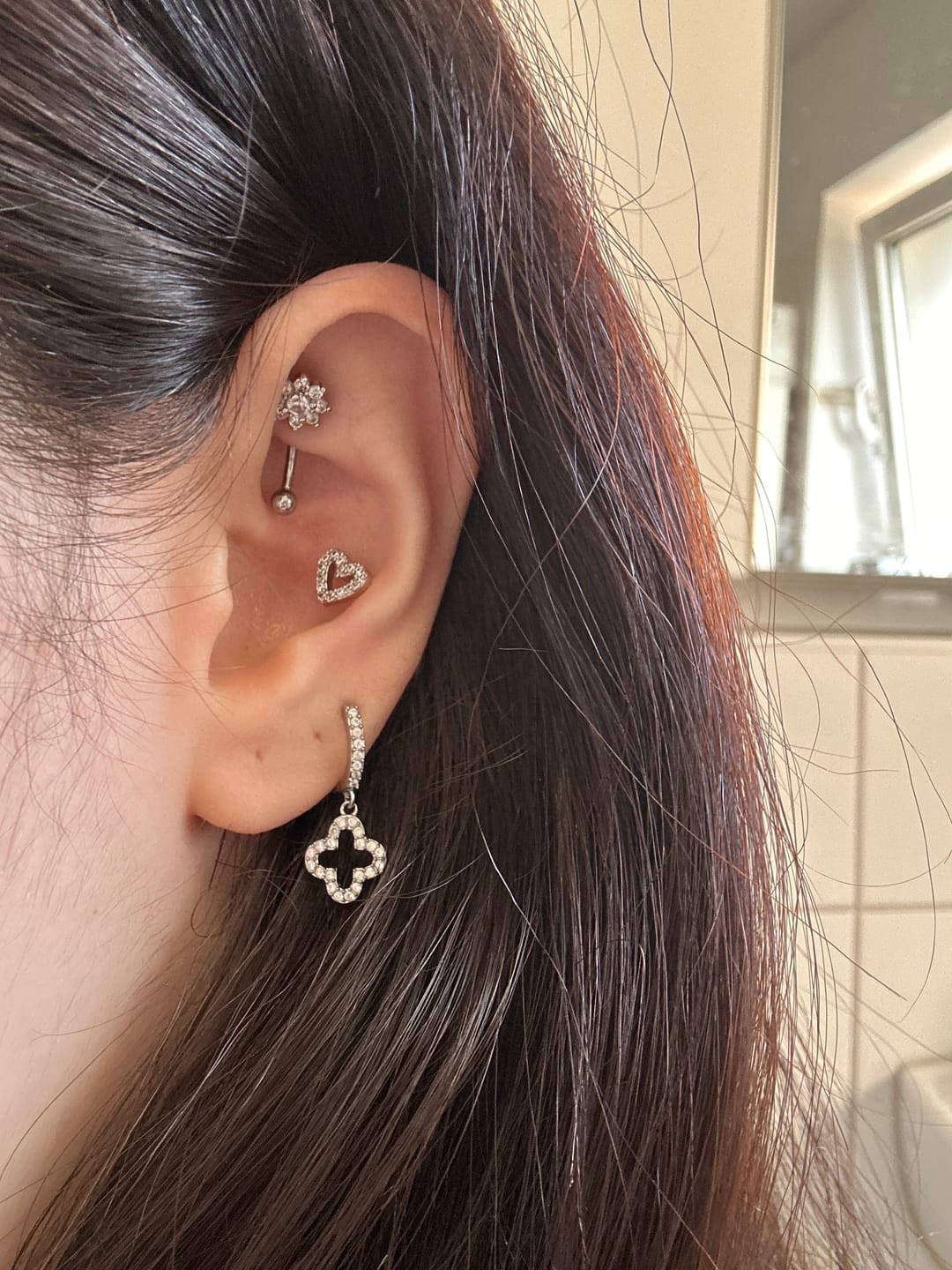 Customer photo review of Pave Lucky Aura Huggie Ohrringe 14K Vergoldet
