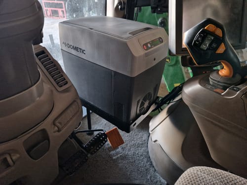 Customer photo review of GADGETME Halterung für DOMETIC TropiCool TC 21FL Kühlbox - John Deere 6R