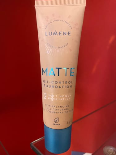 Customer photo review of Веган Матиращ фон дьо тен Lumene Matte Oil-control Foundation