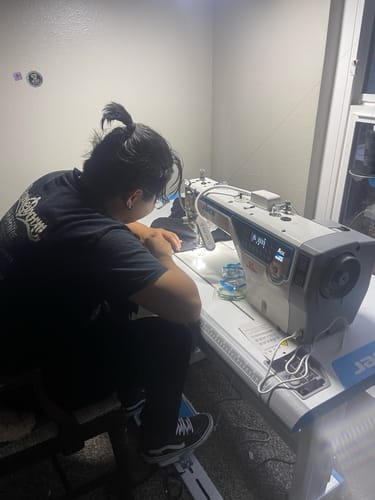 Customer photo review of JACK A5E-A (A.M.H) AI Material Recognition Unlock the Potential of All Fabrics Single Needle Direct Drive Fully Automatic Drop Feed Lockstitch Industrial Sewing Machine Complete Assembled with Table and Stand Included