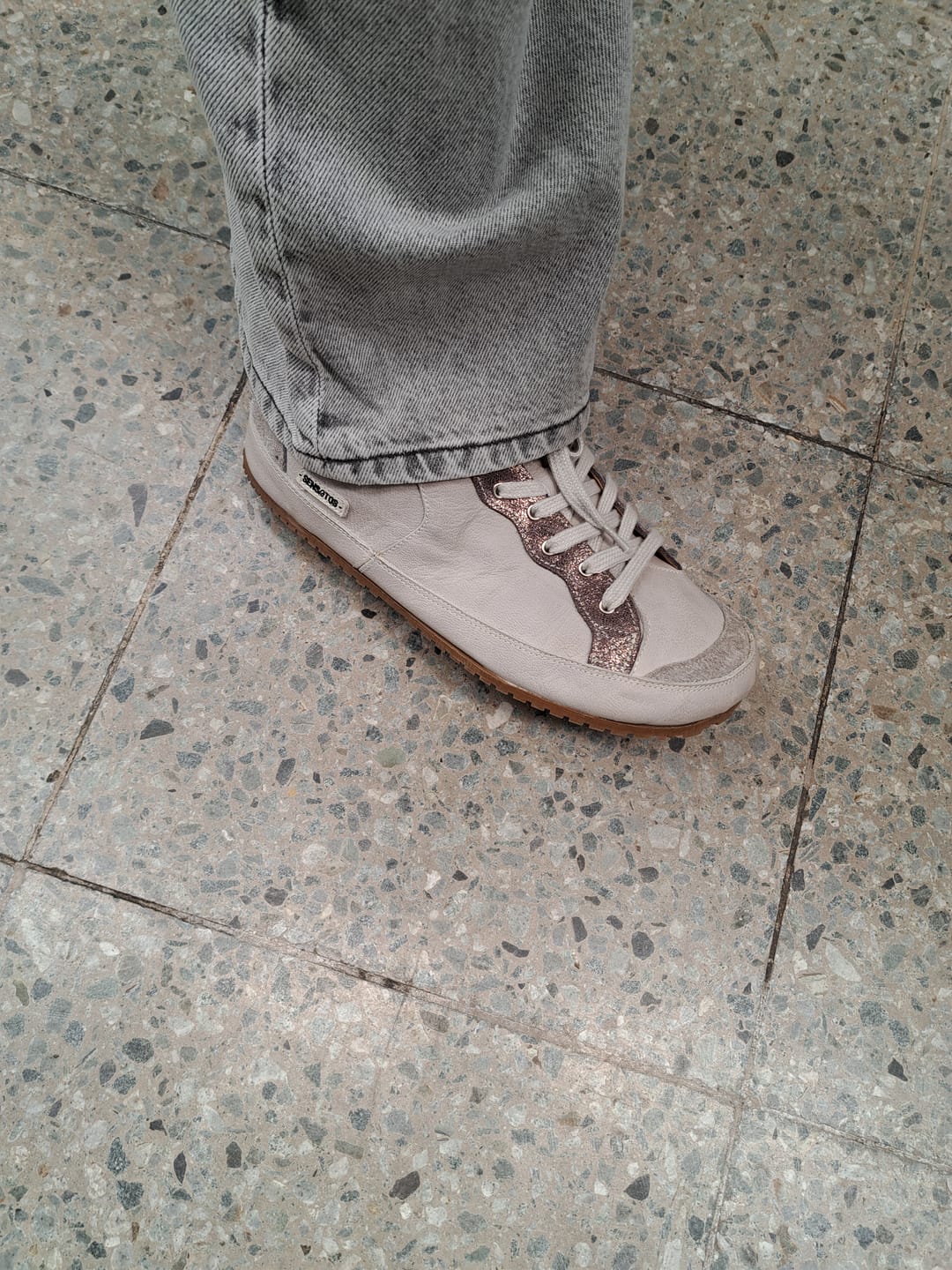Customer photo review of Zapatilla A2. Plateada