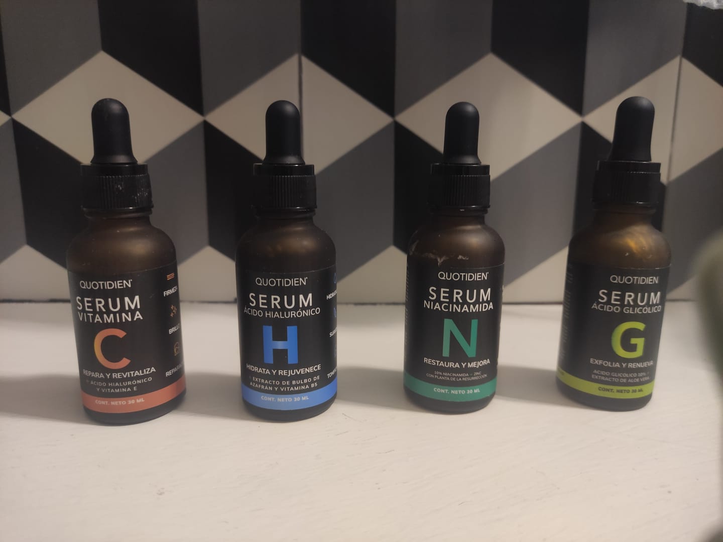 Customer photo review of Kit Los Esenciales (29% OFF) - Serum de Vitamina C 30ml + Serum de Niacinamida 30ml + Serum de Ácido Hialurónico 30ml