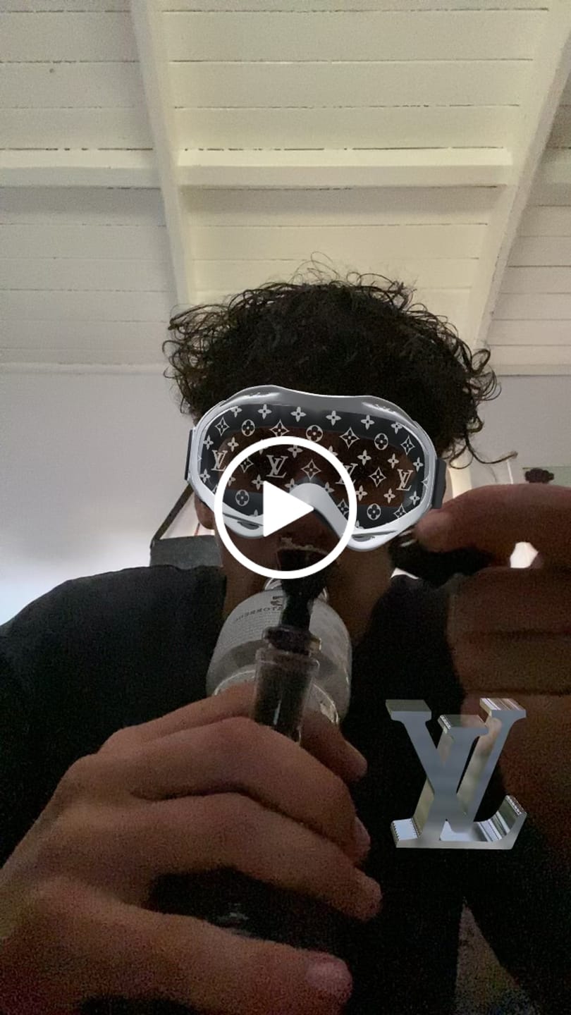 Customer video review of Solid Glass Bottle Shape Waterpipe 24cm