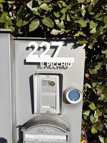 Customer photo review of Numero civico e testo sagomato modello Line 02 Alluminio