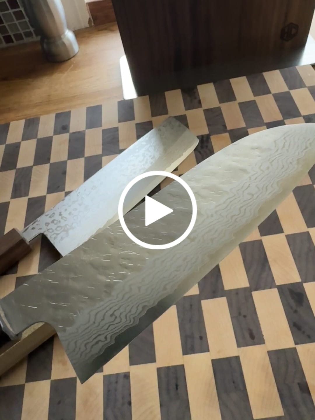 Customer video review of Nigara Hamono Tsuchime Damascus Santoku 170 mm