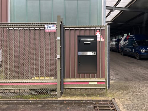 Customer photo review of AlbersDesign Stand-Paketbox PB1 Eisenglimmer (DB703) personalisiert mit Edelstahl-Schild