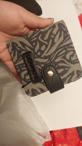 Reseña con foto de un cliente sobre Billetera Flores