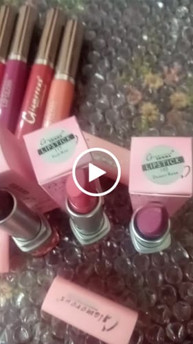 Customer video review of Glamorous Face Matte Lipstick Vitamin E & Aloe Vera Extracts (Pink Case) (40 Colors)