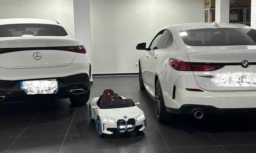 Customer photo review of Carro Elétrico para Criança BMW I4 12v Branco c/ RODAS DE BORRACHA & ASSENTO EM PELE