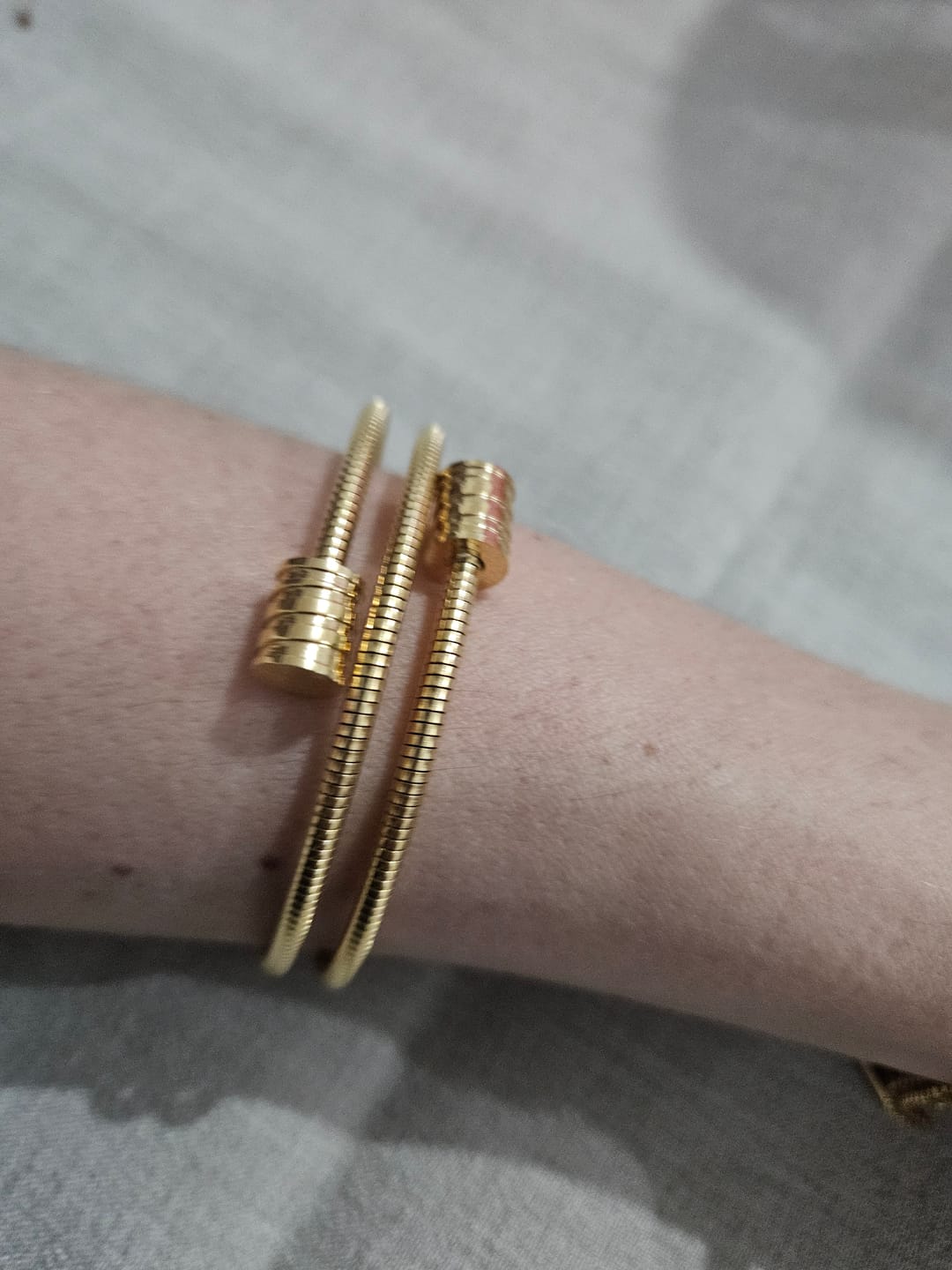 Customer photo review of Bracelete Espiral Tríplice Banhada em Ouro 18K