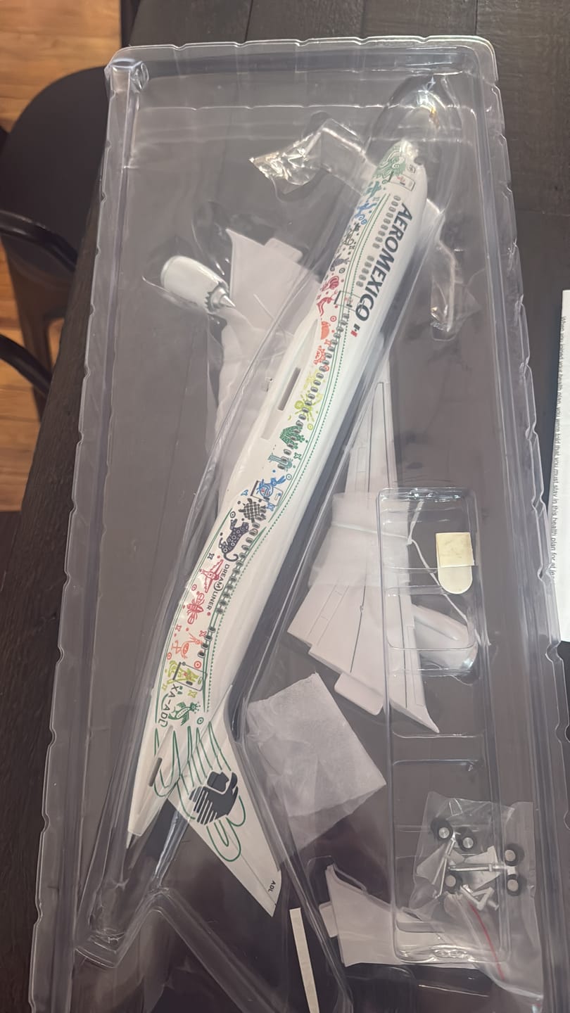 Customer photo review of B787-9 Aeromexico Quetzalcoatl - Scale 1/130 - 43cm - 16.9 in - Airplane Model