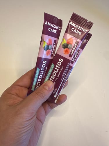Customer photo review of Electrolitos Sabor Berries - Bebida Hidratante en Polvo 12 sticks