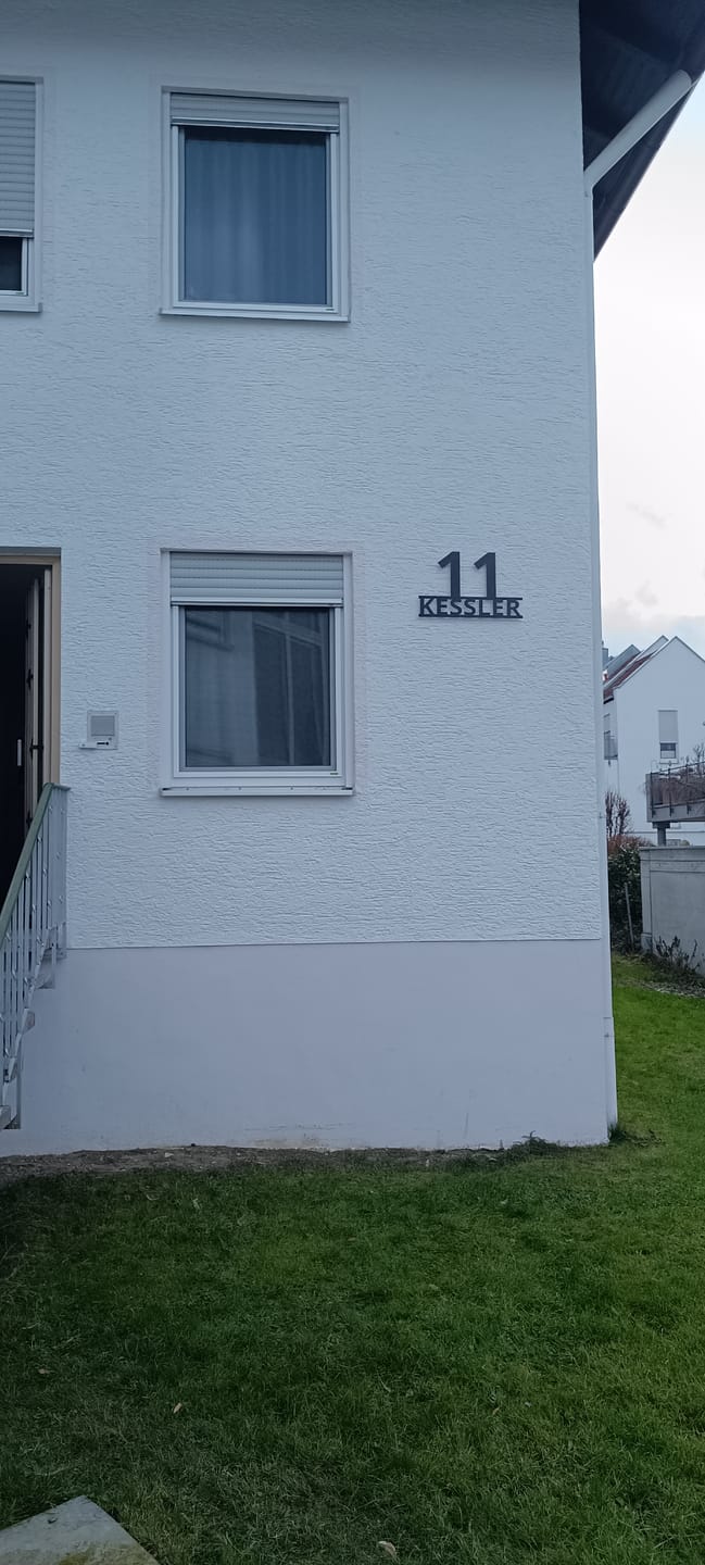 Customer photo review of Hausnummer - Modest Art einzeilig aus edlem Stahl mit Familiennamen