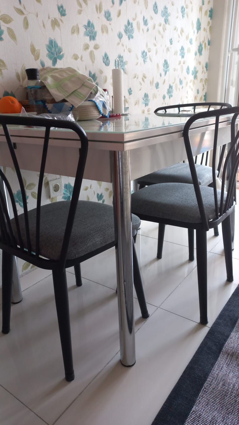 Customer photo review of Rani JB104 Metal Sandalye 4'lü Mutfak Yemek Masası Sandalyesi Açık Gri