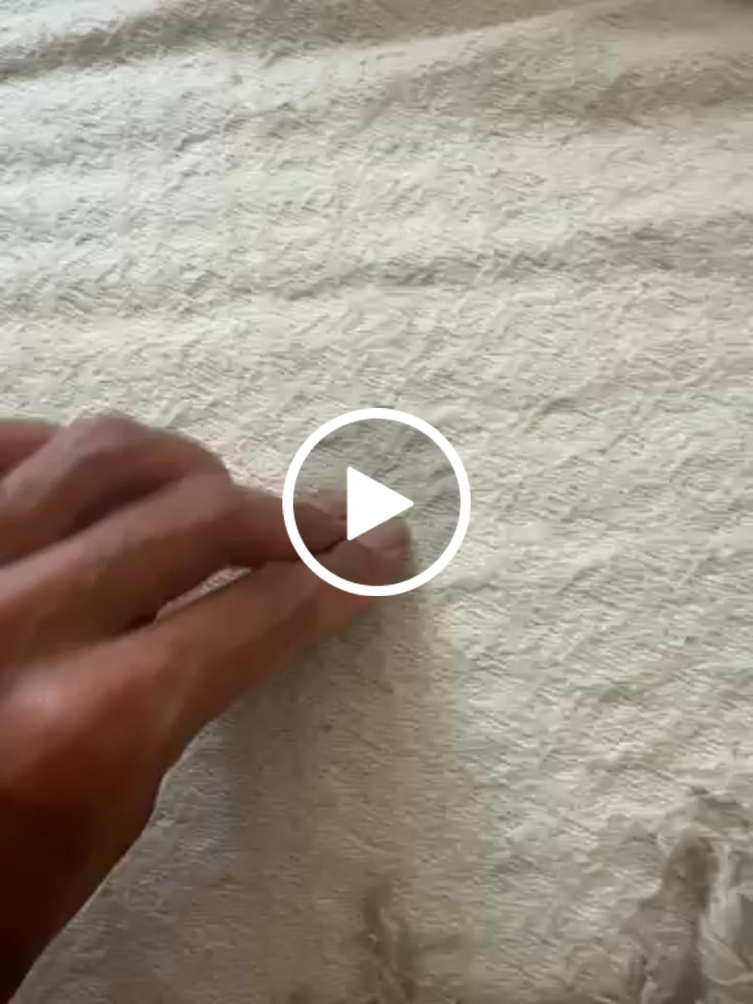 Customer video review of Brinco Argolinha Love Banhado em Ouro 18K