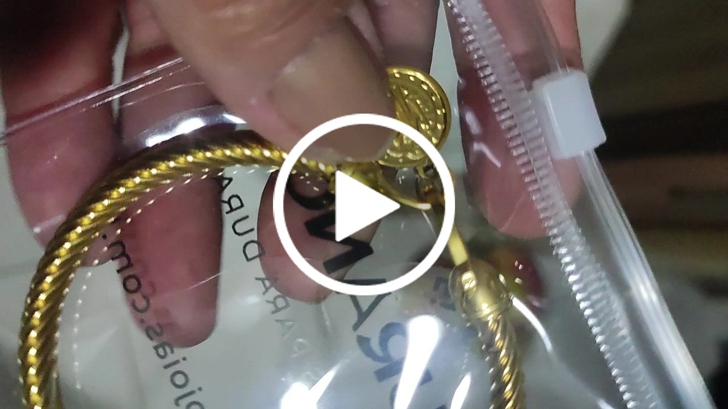 Customer video review of Bracelete Pingente São Bento Banhado em Ouro 18K