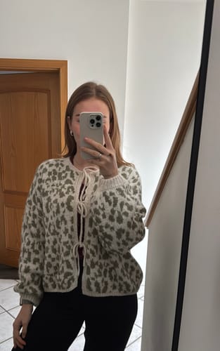 Customer photo review of Helena Schleifen Strickjacke - Leo/Khaki