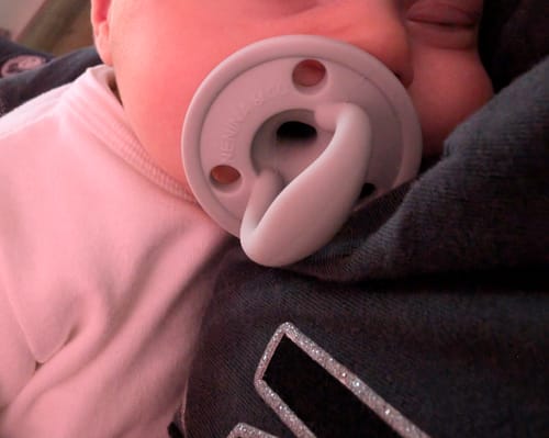 Customer photo review of Kit 2 Chupetes CLÁSICOS Dusty Celeste y Gris Nenina & Co