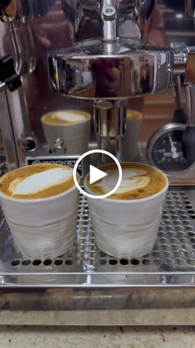 Customer video review of כוס פלאט וויט - סדרת גלים