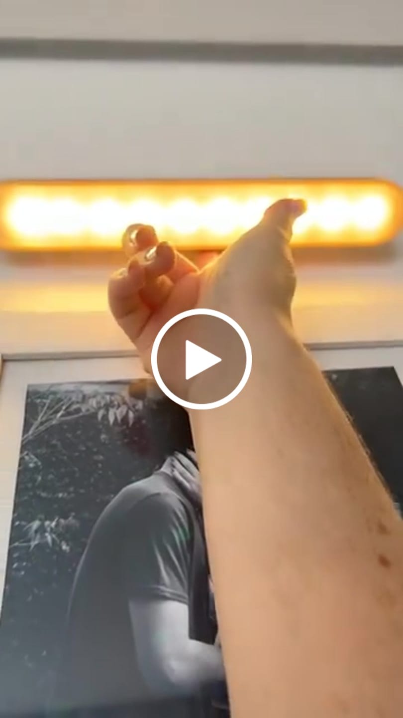 Customer video review of Luminária LED Touch Sem Fio Aura Lux Madeira
