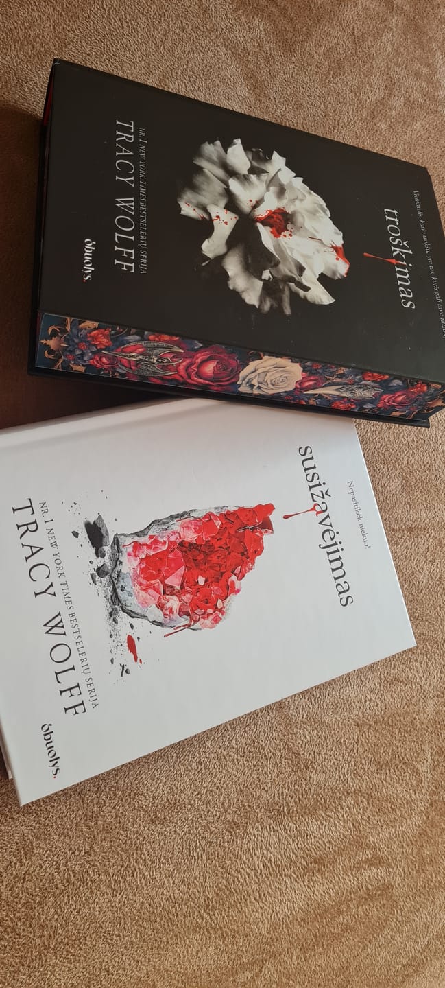Customer photo review of Susižavėjimas: Nr. 1 New York Times bestselerių serijos troškimas 2-oji dalis
