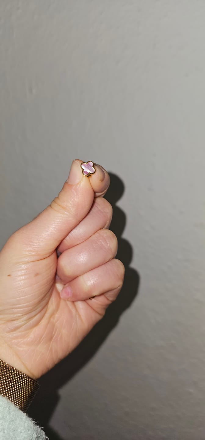 Customer photo review of Rosa Perlmutt Clover Ohrstecker | 18K vergoldet