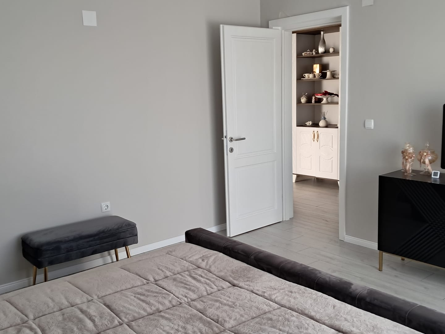 Customer photo review of Bancheta VELVA, gri inchis/auriu, stofa catifelata/metal, 78x35x40 cm
