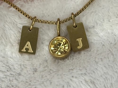 Customer photo review of Collar de Iniciales con Piedra de Aniversario
