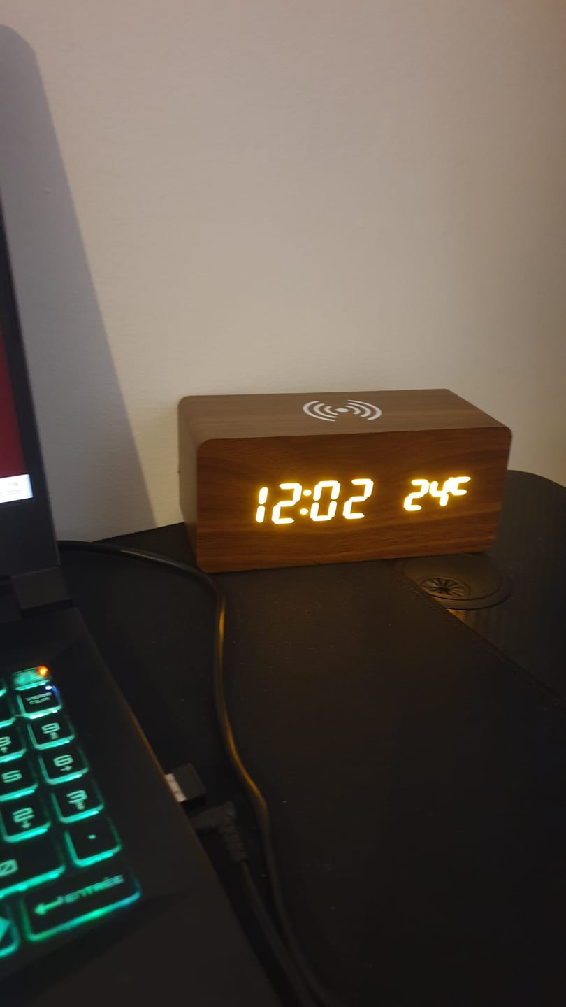 Customer photo review of Réveil bois chargeur induction