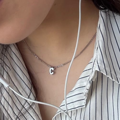 Customer photo review of Collar Plateado Mini Inicial Bubble