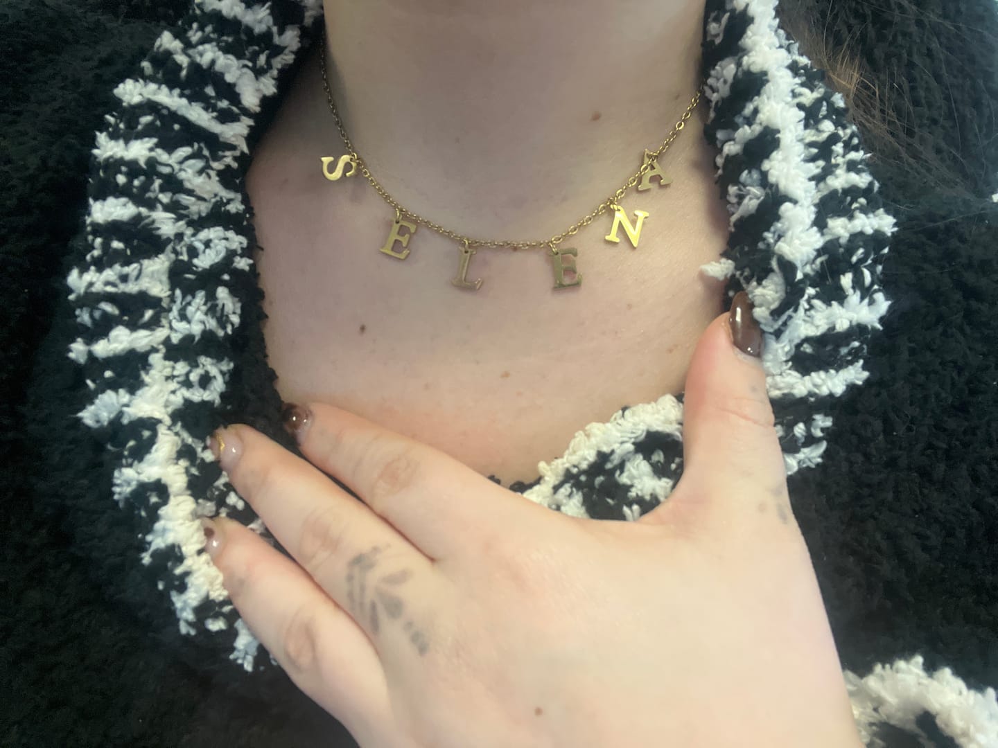 Customer photo review of Collier Personnalisable Initiales Suspendues