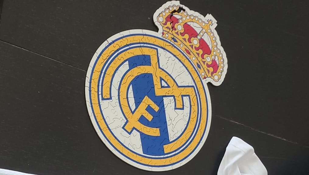 Customer photo review of Real Madrid CF® Logo - Rompecabezas de Madera