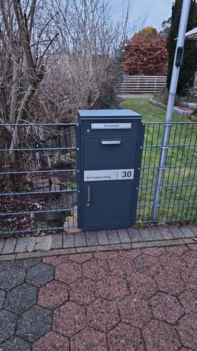 Customer photo review of AlbersDesign Stand-Paketbox PB1 anthrazit (RAL7016) personalisiert mit Edelstahl-Schild